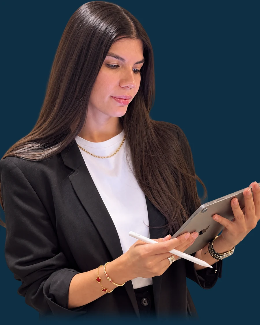 Shir Ladino repasando números en su tablet