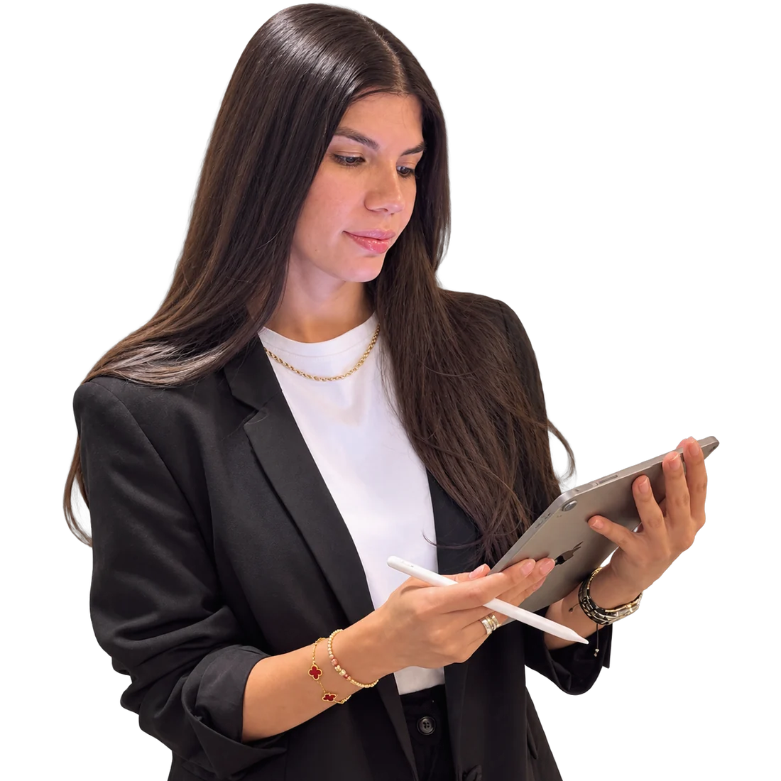 Shir Ladino calculando un plan de retiro en su tablet