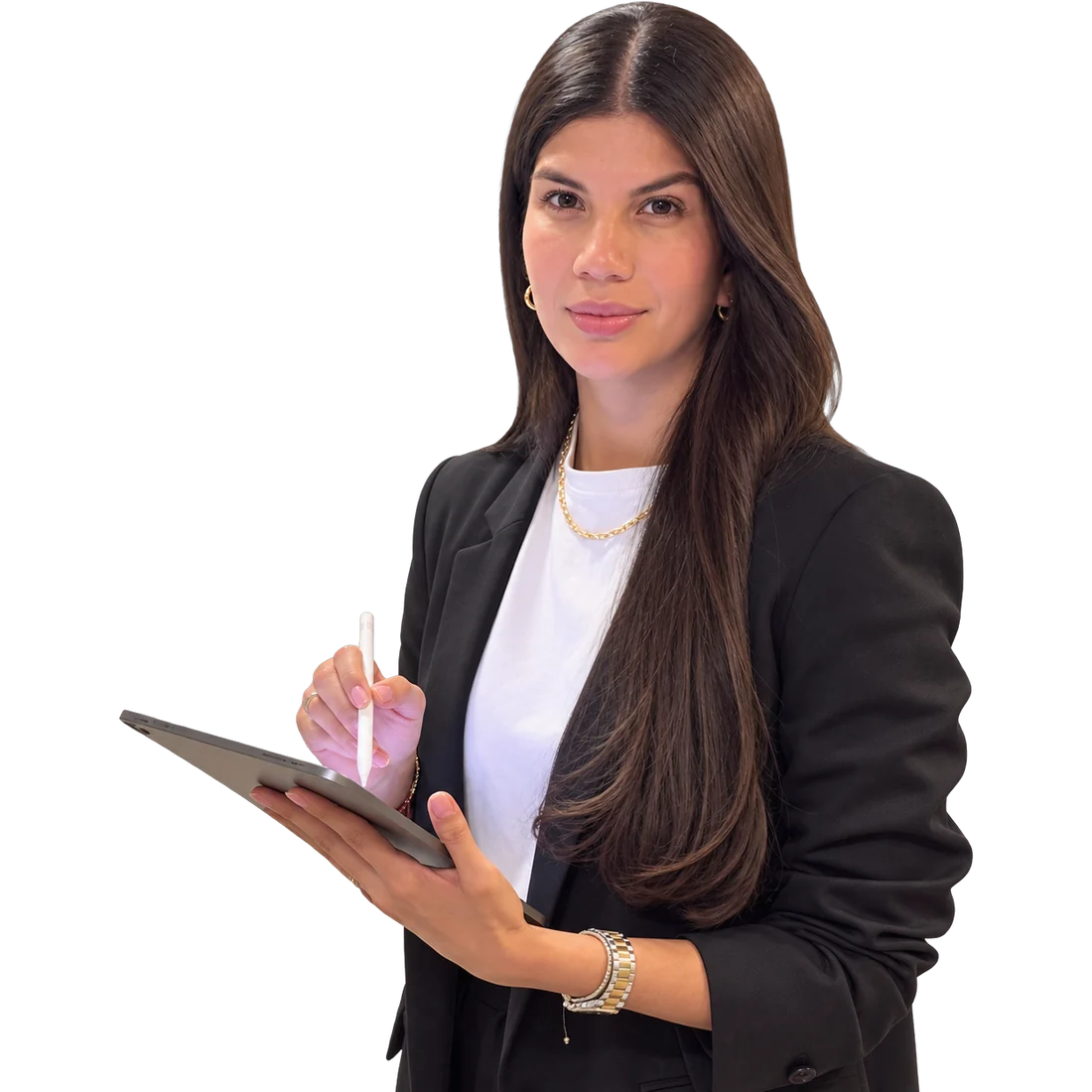 Shir Ladino revisando una cobertura en su tablet